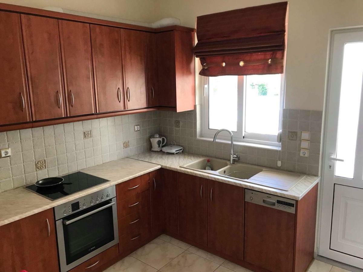 Amazing House In Kiato Near The Beach Екстериор снимка